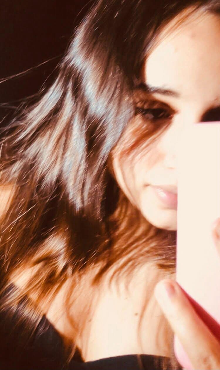 Ilorrana em uma selfie diante do espelho
