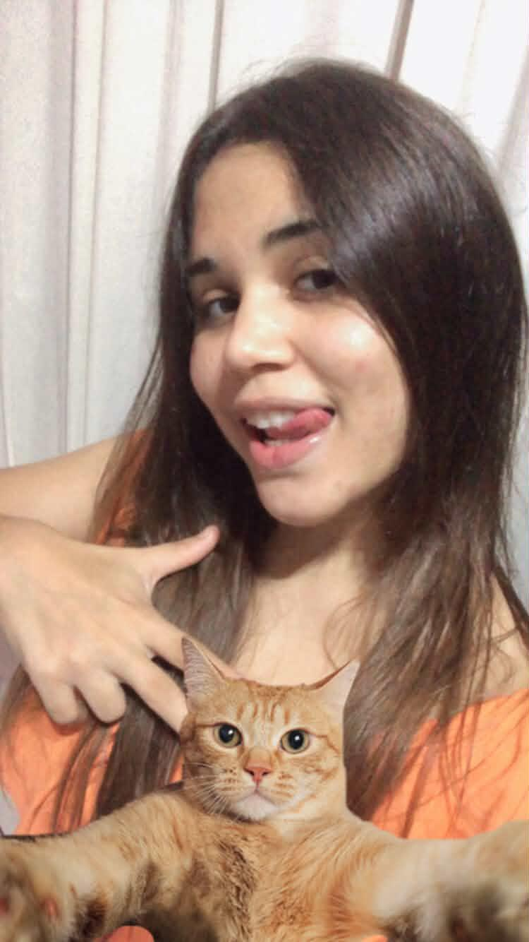 Ilorrana sorrindo com um gatinho